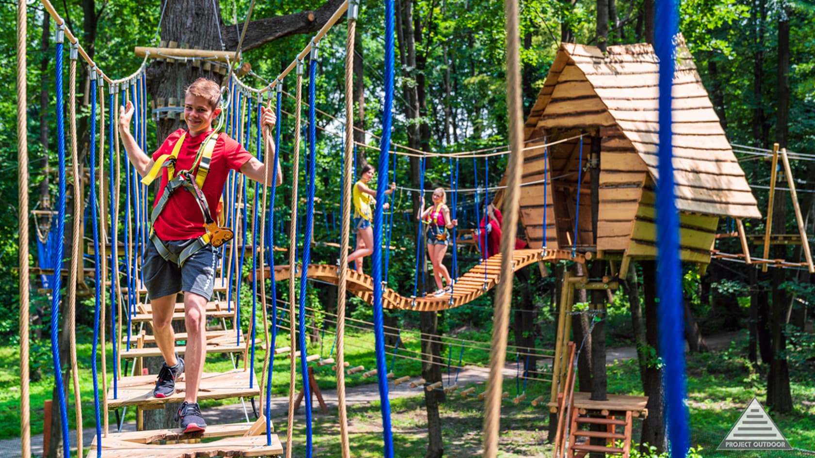 Trasa linowa między drzewami